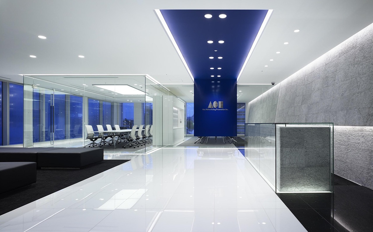 Open ruimte met elegante glazen vloerdecoratie.