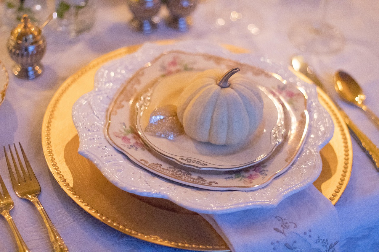 Gezellige herfsttafel met warme kleuren en kaarsen. Gezellige herfsttafel met warme kleuren en kaarsen.