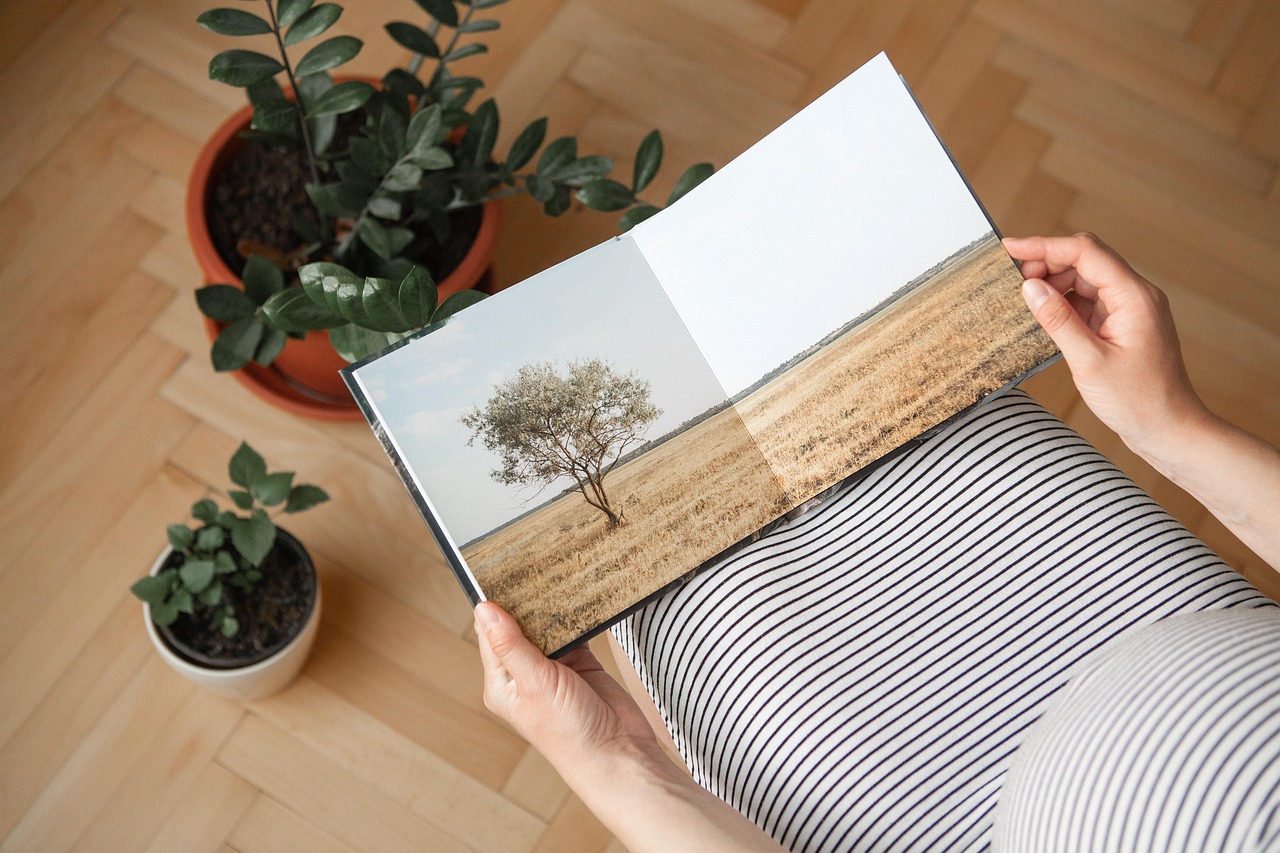 Gezellige woonkamermuur met kleurrijke botanische prints. Gezellige woonkamermuur met kleurrijke botanische prints.