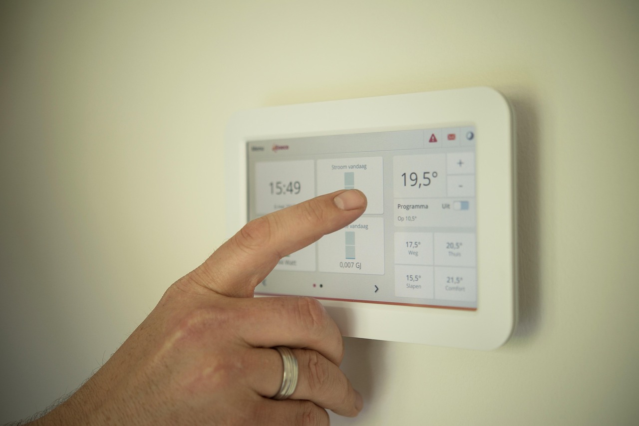 Houten meubels met slimme verlichting in eetkamer. Houten meubels met slimme verlichting in eetkamer.