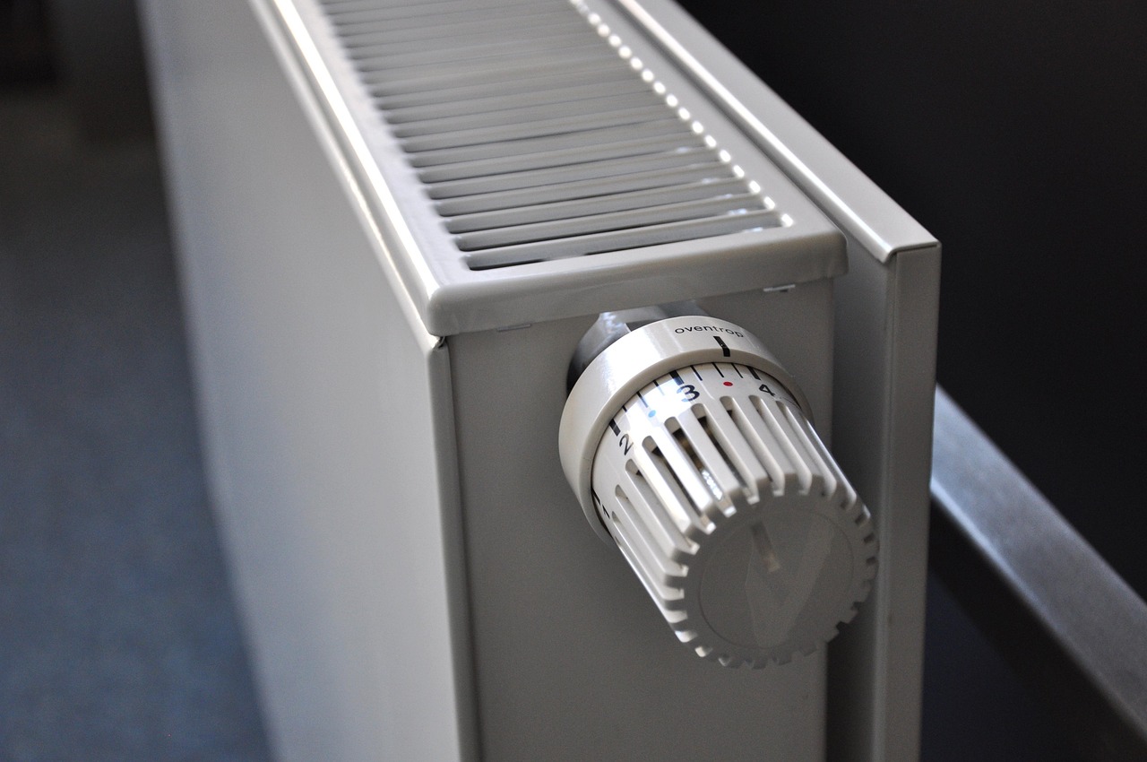 Moderne thermostaat op een huismuur geïnstalleerd.