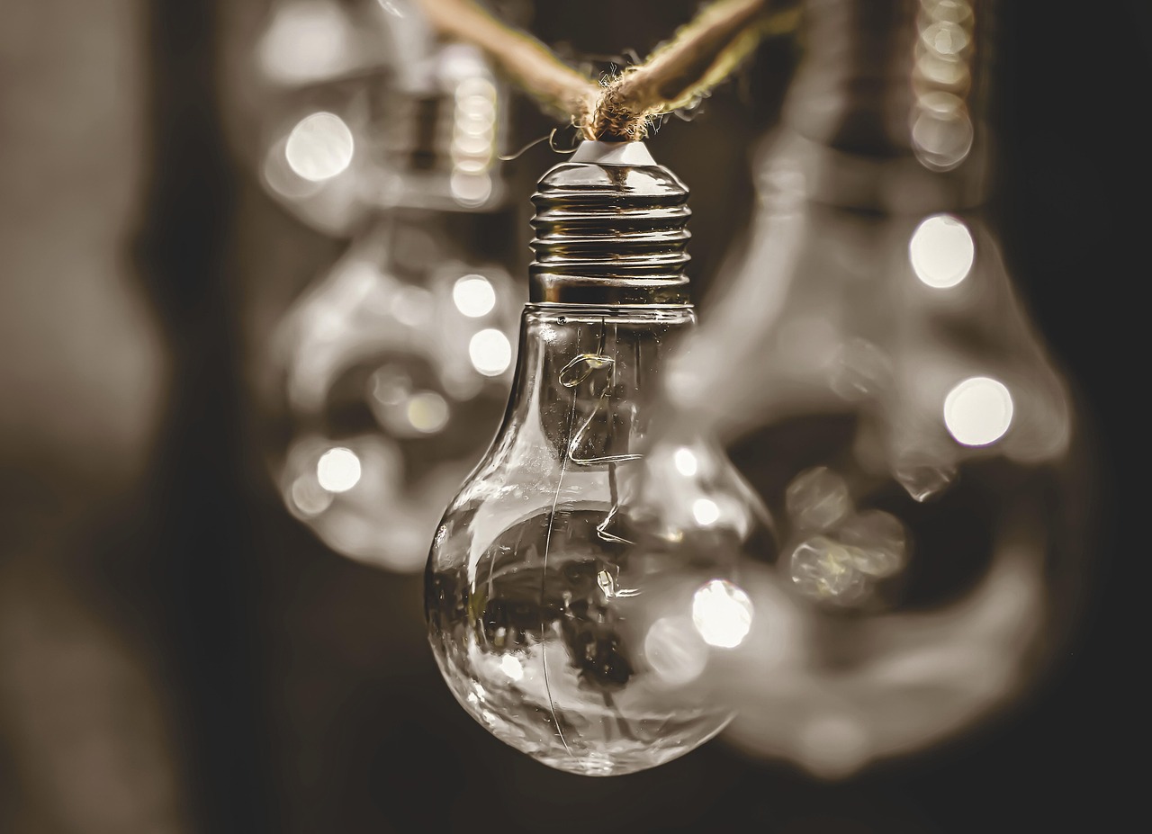 Gerecycleerde metalen lampen aan plafond. Gerecycleerde metalen lampen aan plafond.