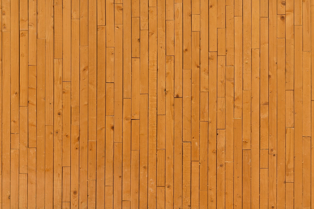 Installatie infrarood verwarmingssysteem aan woonkamerwand. Installatie infrarood verwarmingssysteem aan woonkamerwand.
