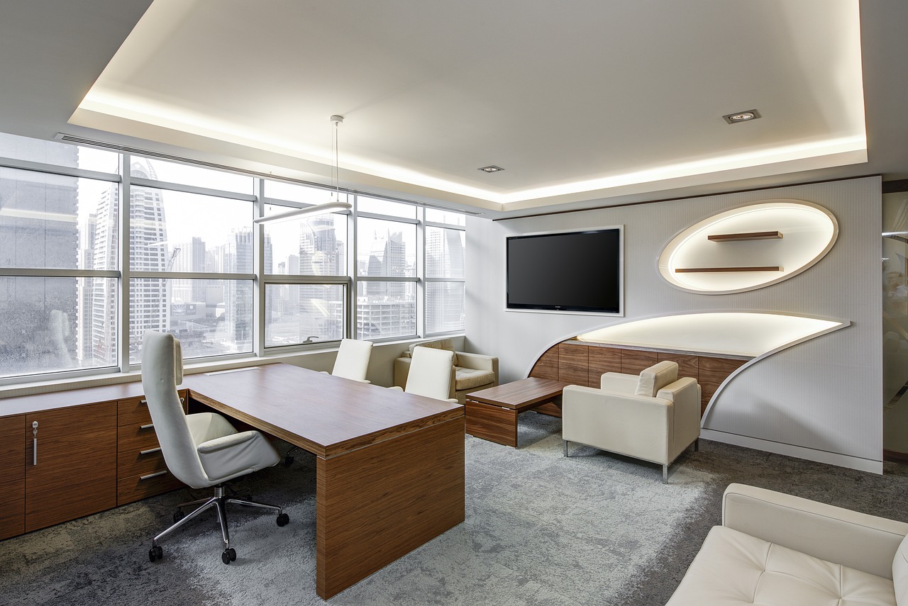 Moderne kamer met marineblauw accentmuur 2026.