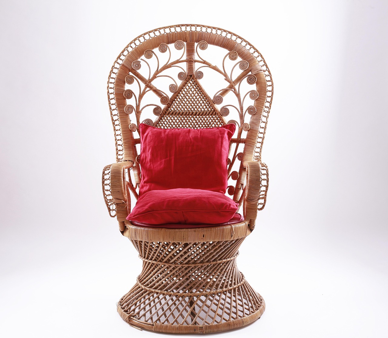 Elegante rotan plantenmanden in Scandinavische sfeer.