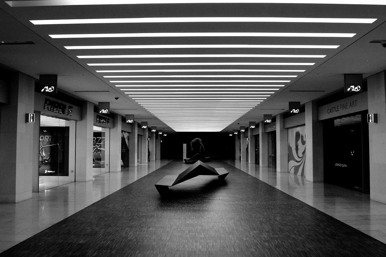 Minimalistische wandverlichting transformeert entree. Minimalistische wandverlichting transformeert entree.