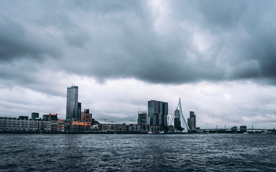 Rotterdamse havenlandschap in zwart-wit op canvas. Rotterdamse havenlandschap in zwart-wit op canvas.