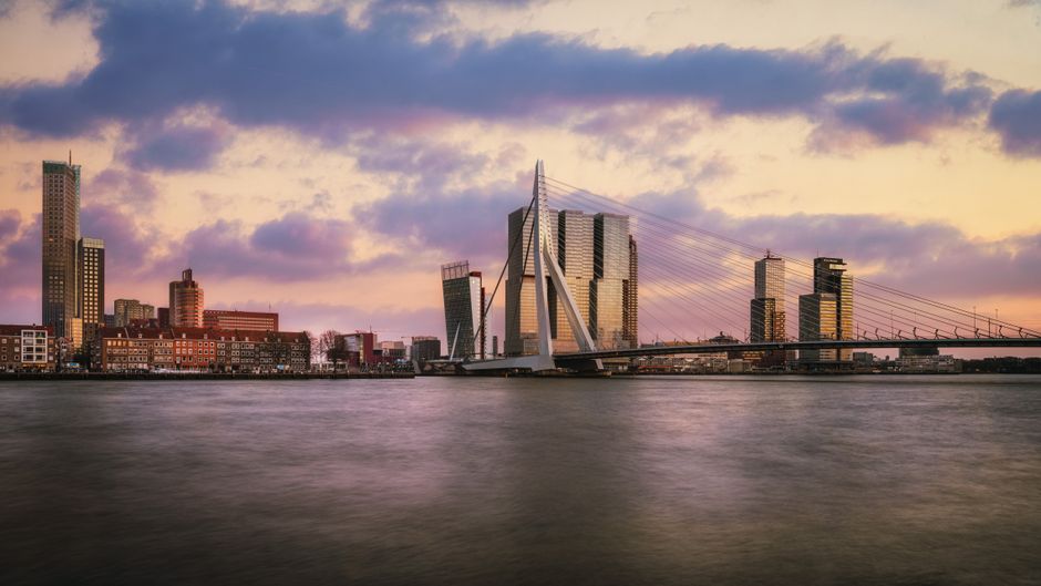 Canvas met skyline van Rotterdam bij zonsondergang. Canvas met skyline van Rotterdam bij zonsondergang.