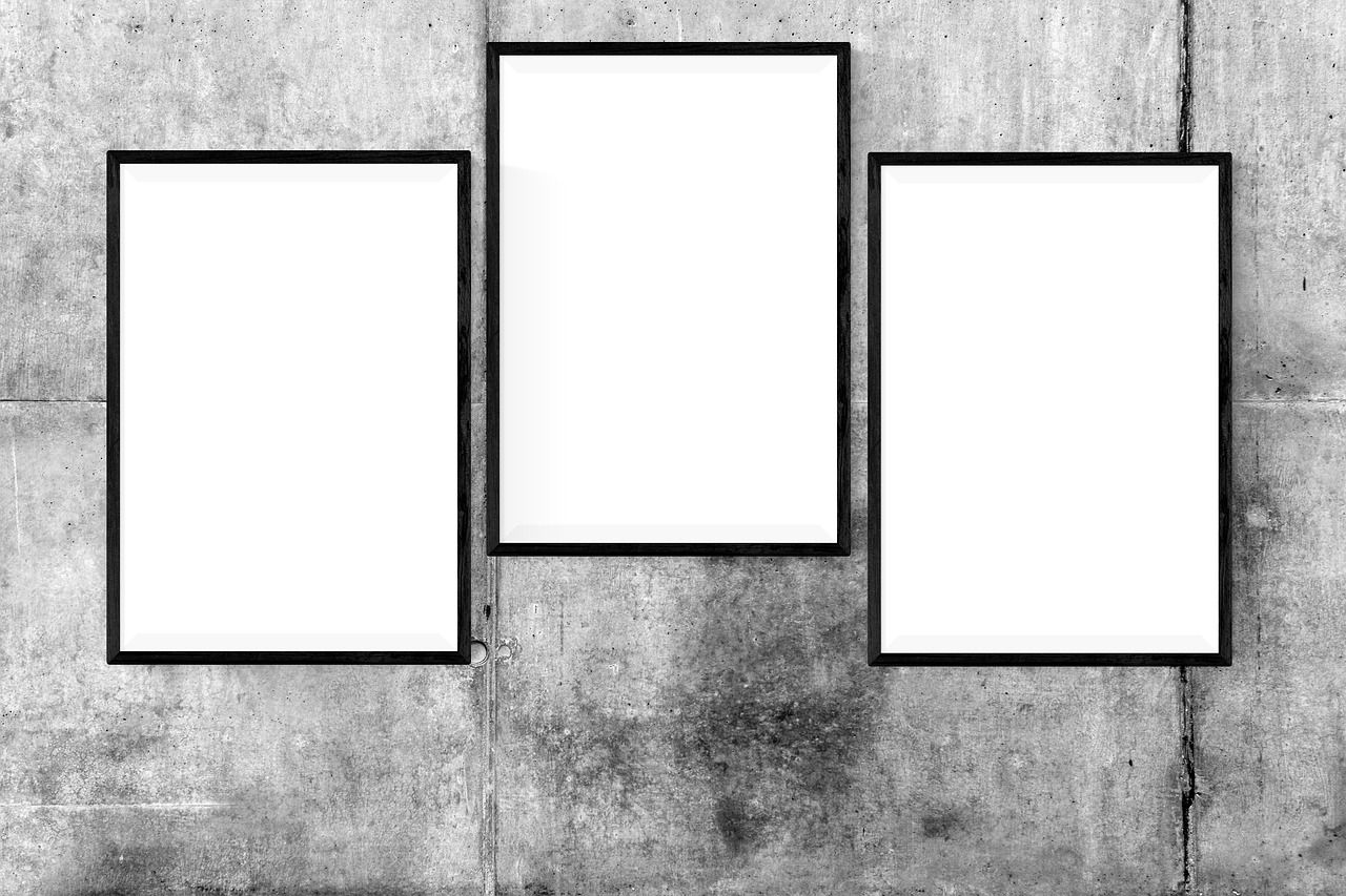 Diverse kunstwerken vormen unieke muurcollage. Diverse kunstwerken vormen unieke muurcollage.