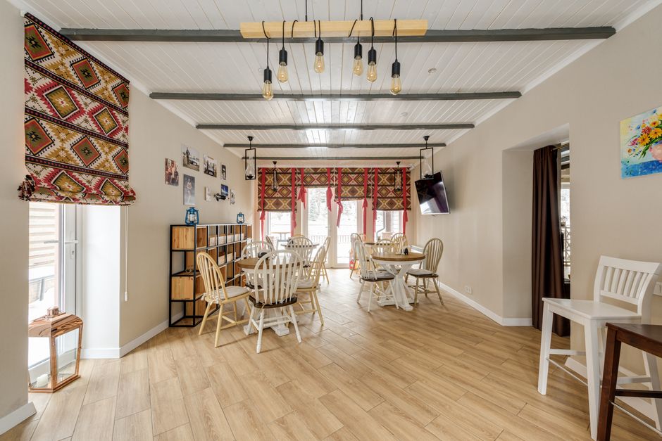 Avontuurlijke slaapkamer met boho patronen en stoffen.