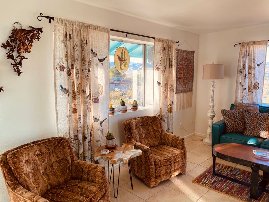 Eetkamer met retro invloeden en gedurfde gordijnen. Eetkamer met retro invloeden en gedurfde gordijnen.