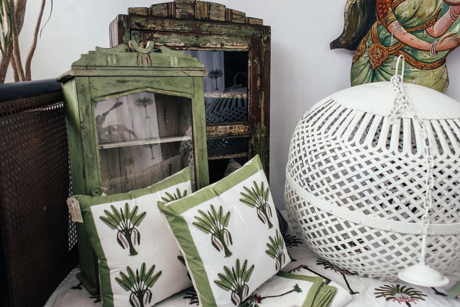 Scandinavische houten vloer met kleurrijke Indiase decoraties. Scandinavische houten vloer met kleurrijke Indiase decoraties.