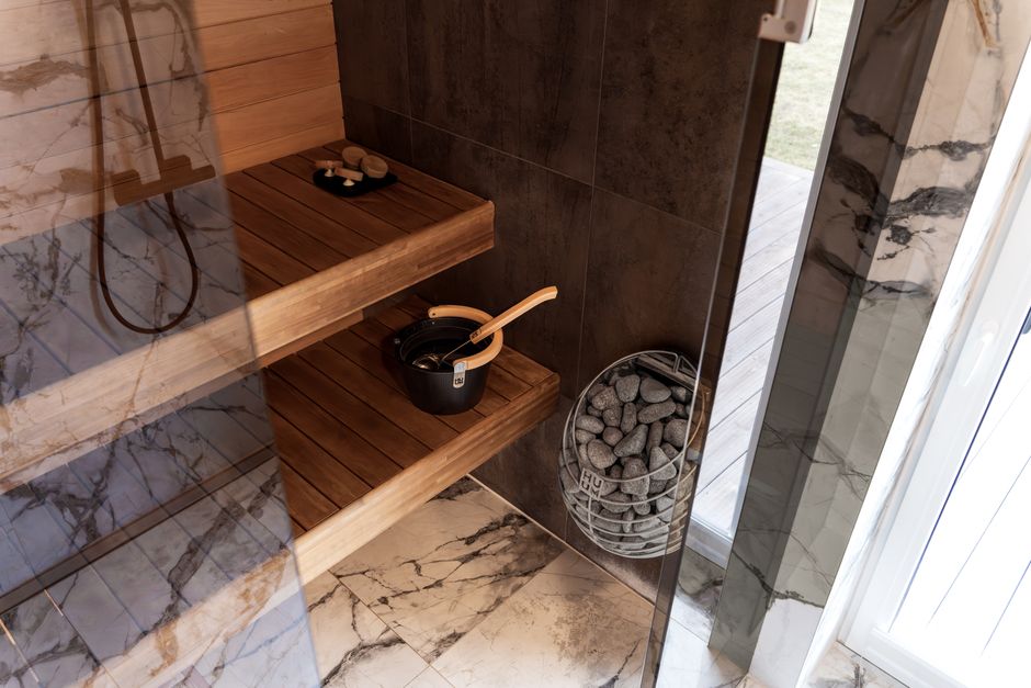 Stijlvolle sauna details met stenen en hout Stijlvolle sauna details met stenen en hout