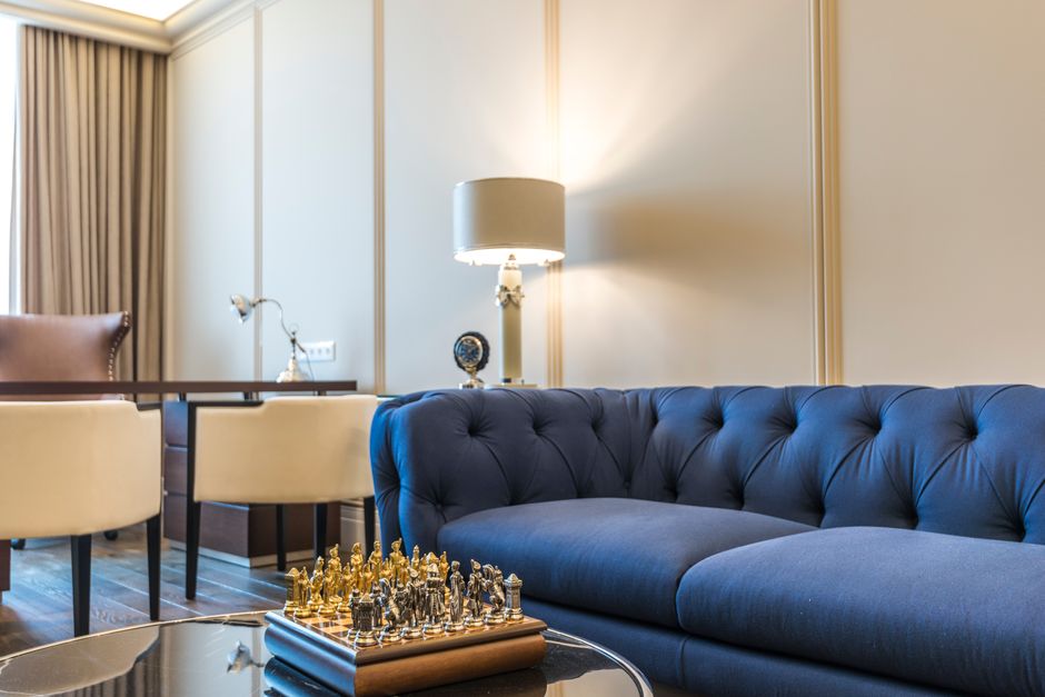 Middernachtblauw tapijt in moderne woonkamer.