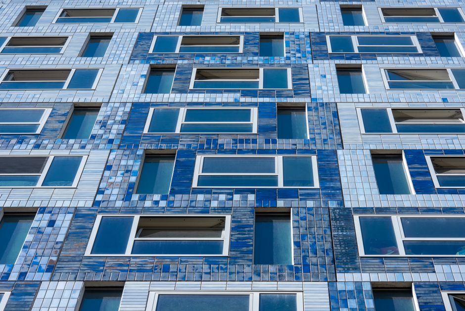 Eco-vriendelijk huis met dubbele beglazing in herfst. Eco-vriendelijk huis met dubbele beglazing in herfst.