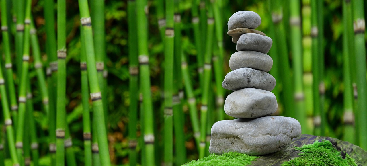 Rustgevende Japanse tuin met zorgvuldig gerangschikte kiezelstenen. Rustgevende Japanse tuin met zorgvuldig gerangschikte kiezelstenen.