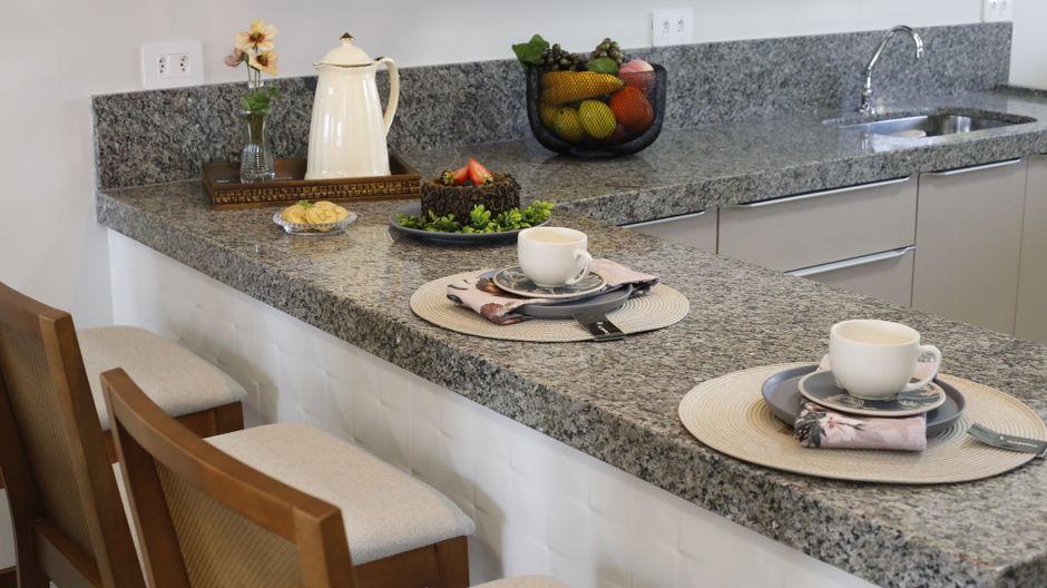 Keuken met luxe uitstraling dankzij graniet. Keuken met luxe uitstraling dankzij graniet.
