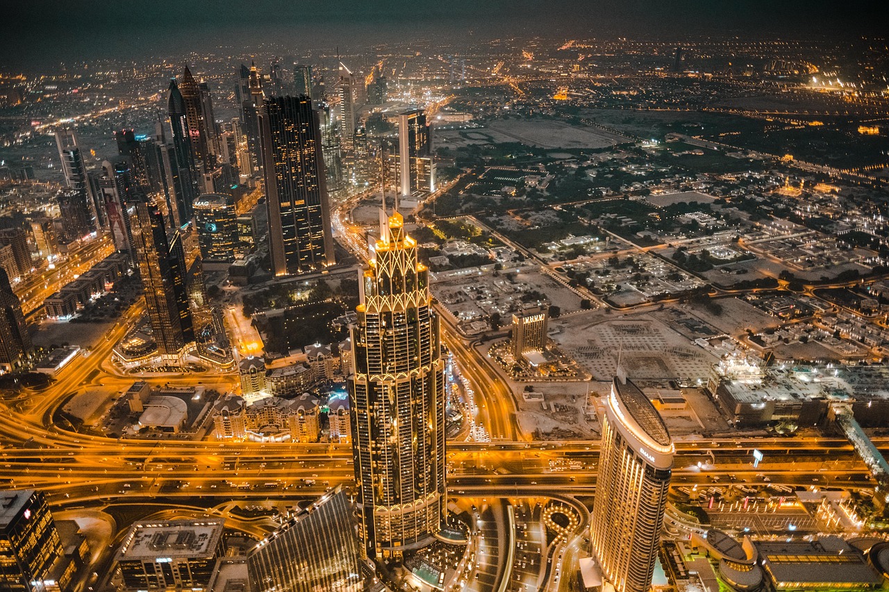 Straatbeeld uit Dubai met glitterende feestdecoraties. Straatbeeld uit Dubai met glitterende feestdecoraties.